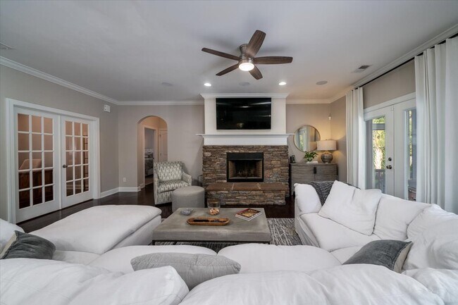 Building Photo - 1005 Mt Whitney Dr