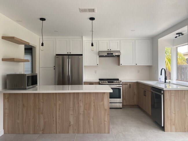 Building Photo - Centrally Located 3BD/2.5BA Home Available in West Clairemont!