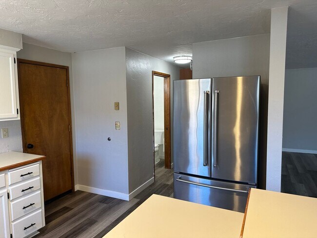 Building Photo - Updated 3 bedroom 1.5 bath house in Eugene!