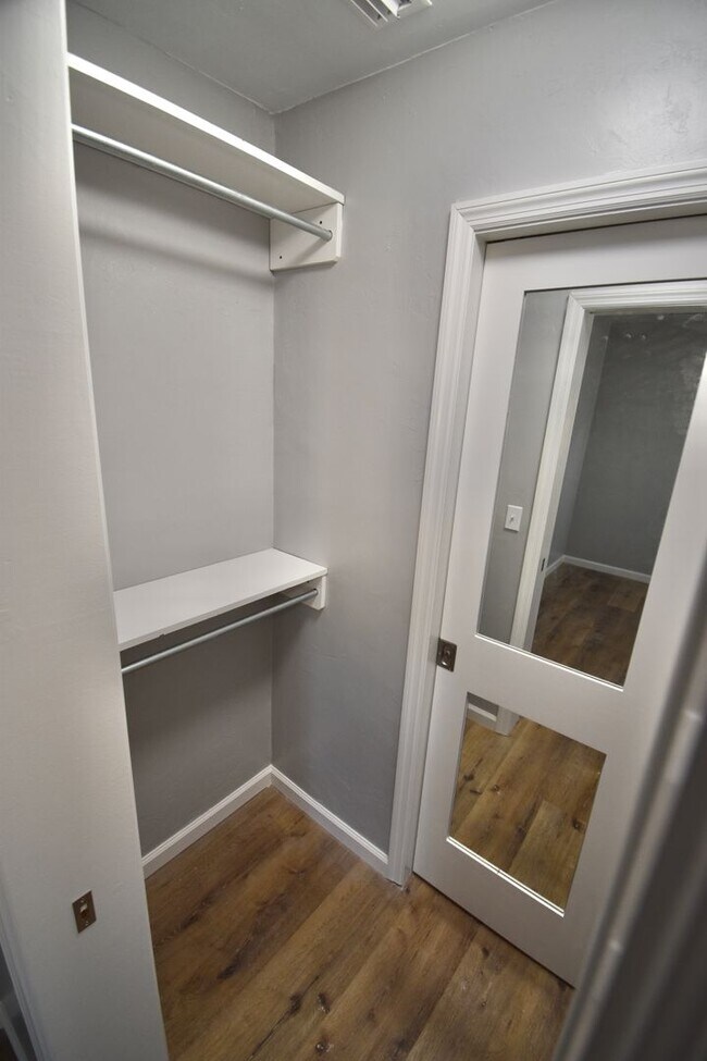 Building Photo - Renovated 1/1 Close to FSU Campus