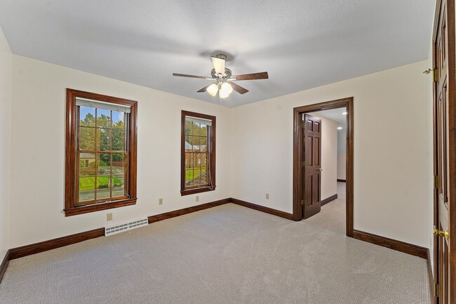 Building Photo - 652 Saddlebrook Dr