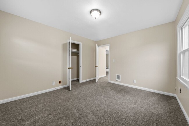 Building Photo - 2 Bedroom Home For Rent Near APSU!