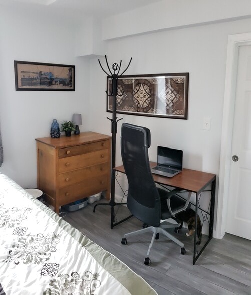 Dresser & Desk space - 1451 Park Rd NW