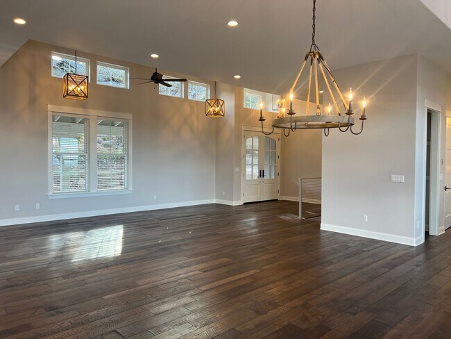 Building Photo - Beautiful, Custom home in the heart of Jacksonville | Available Now