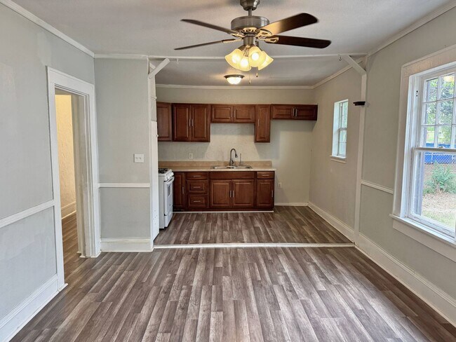 Building Photo - 3 Bed 2 Bath Home With Tons Of Natural Light