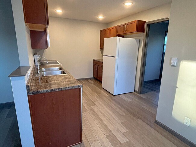 Building Photo - Duplex: Fully Remodeled 2024 Now Available