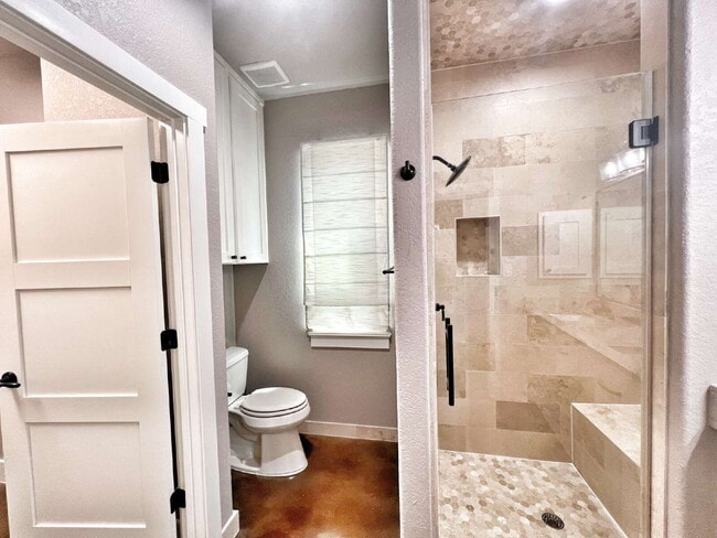 Building Photo - Gorgeous Custom-Built Home in Gated Commun...