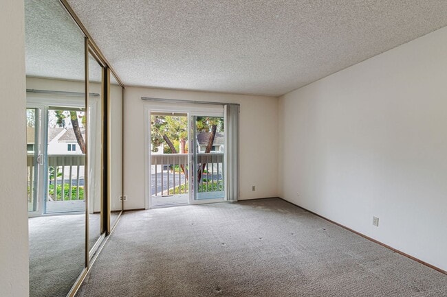 Building Photo - 2 bedroom, 2 bath townhome in the Northpoint HOA!