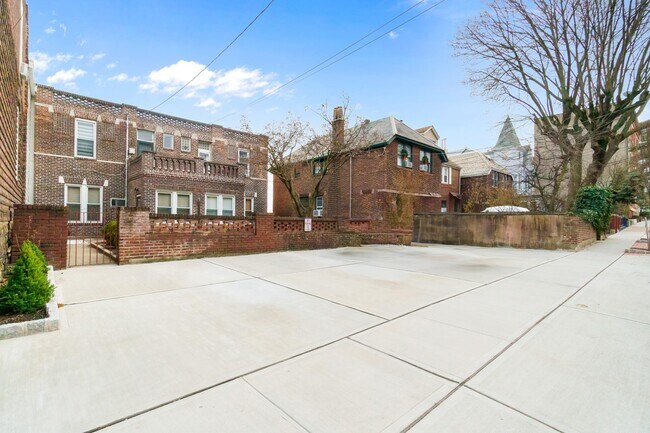Building Photo - 580-582-582 Gregory Ave