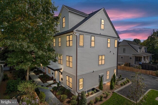 Primary Photo - 909 N Irving St