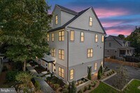 Building Photo - 909 N Irving St