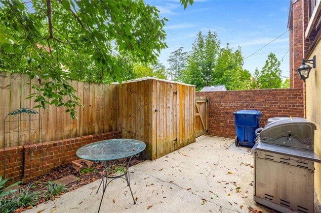 Building Photo - 654 Cleburne Terrace NE