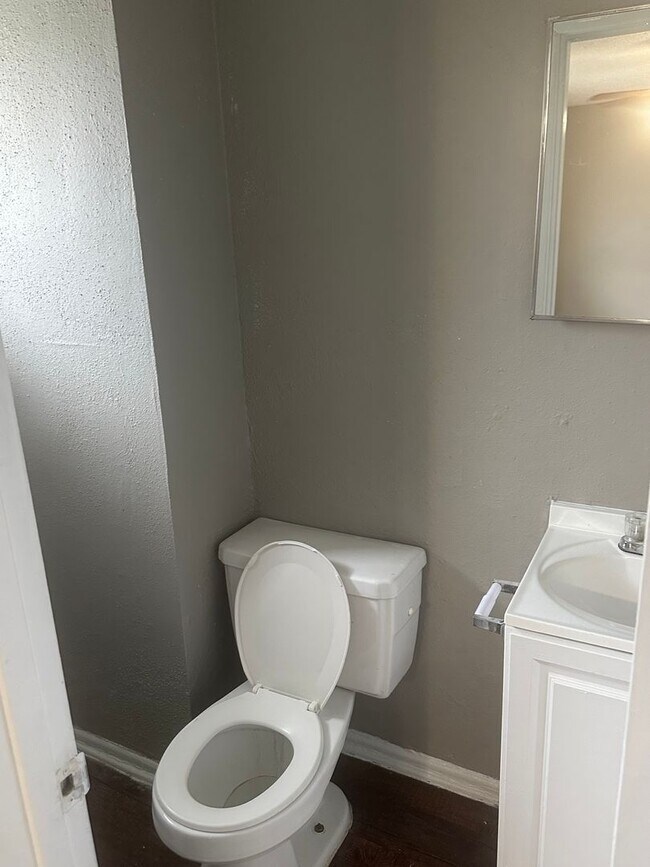 Building Photo - Brookview Duplex 6917