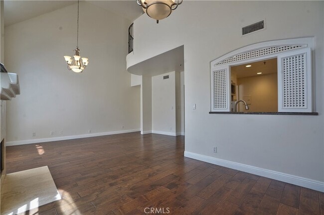 Building Photo - 930 N Doheny Dr