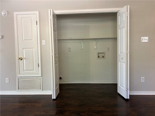 Building Photo - 132 Bayou Sara Ave