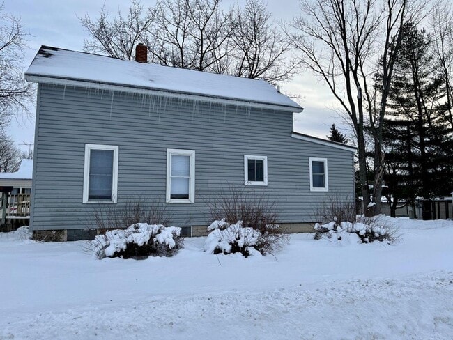 Building Photo - Shawano- 3 Bedroom 1 Bath Single Family Ho...