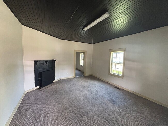 Primary Photo - 212 S Lee St