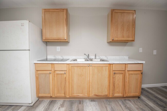 Building Photo - 912 Hotel Ave