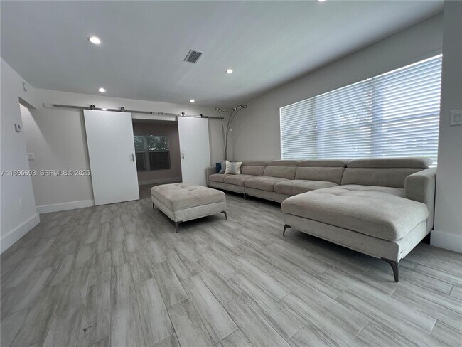 Building Photo - 1405 N 46th Ave