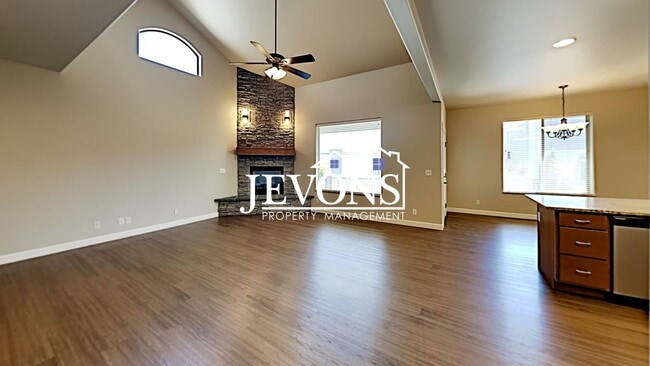 Building Photo - Spacious duplex with master bedroom, backy...