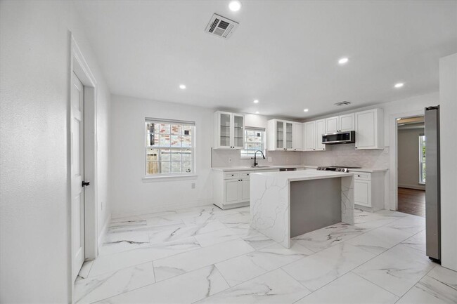 Building Photo - 5731 S Braeswood Blvd