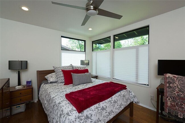 Building Photo - 1502 Corona Dr