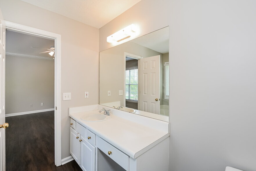 Building Photo - 3810 Biltmore Oaks Dr SE