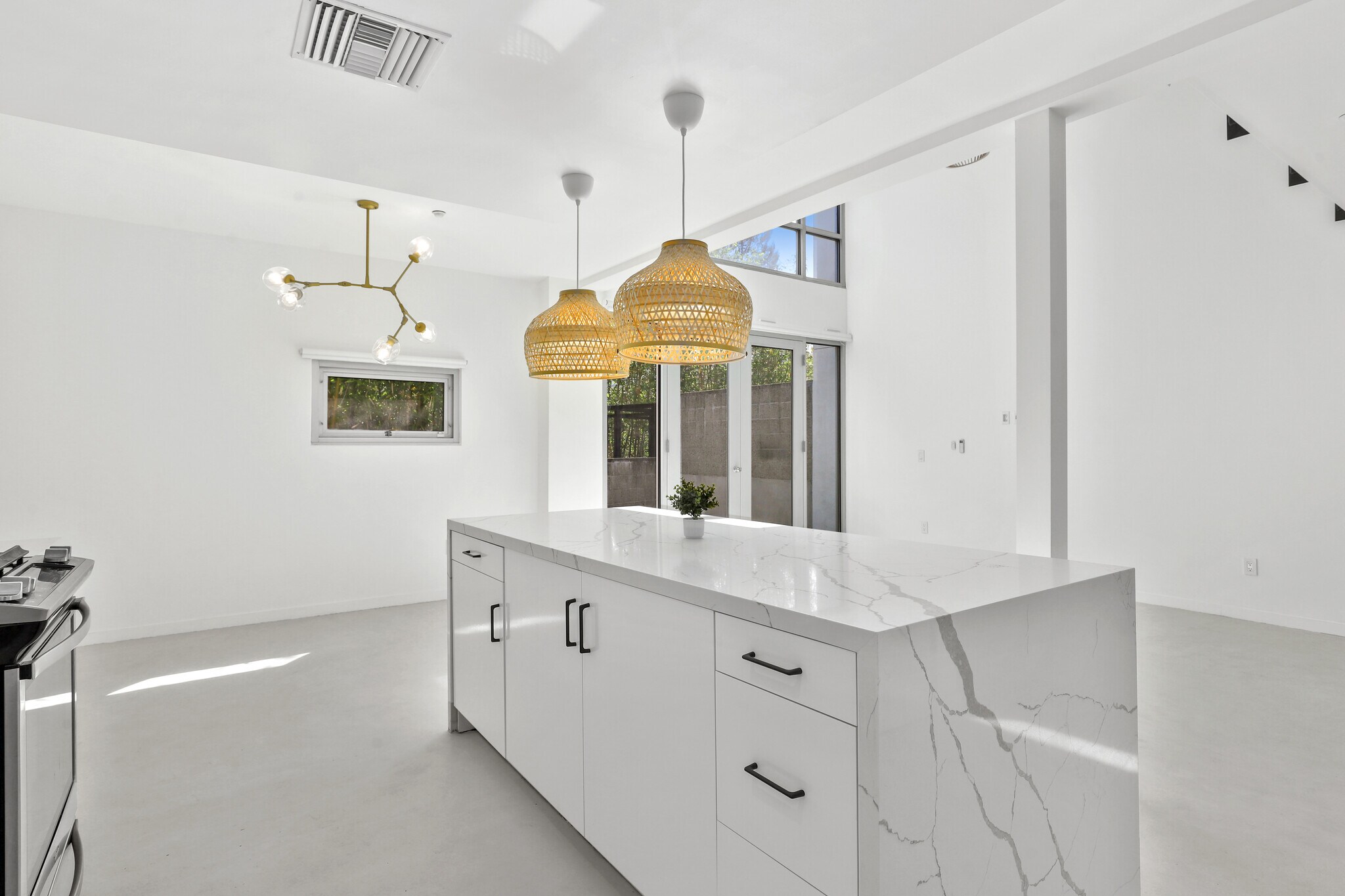 Building Photo - 4111 Sunset Blvd