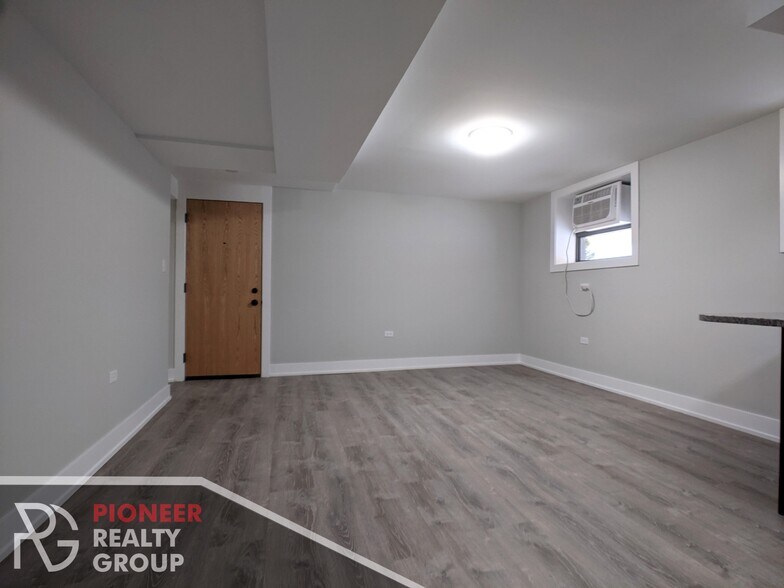Building Photo - 437 W Belden Ave