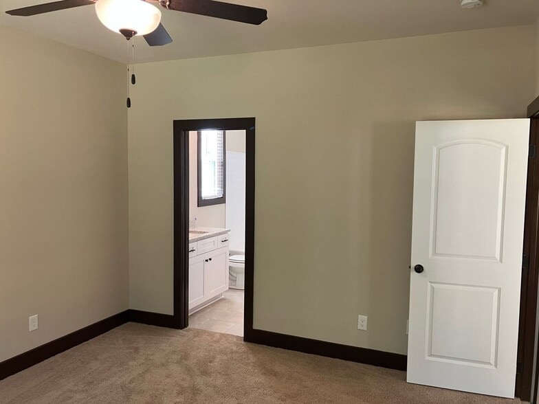 Building Photo - MOVE IN INCENTIVE*** Super Cute 2 Bedroom House in Fox Run Village