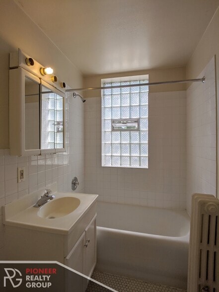 Building Photo - 1044 W George St