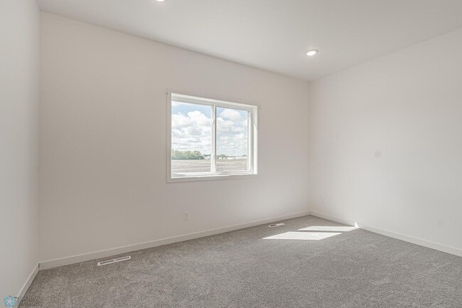 Building Photo - 4 bedroom 2 bathroom house