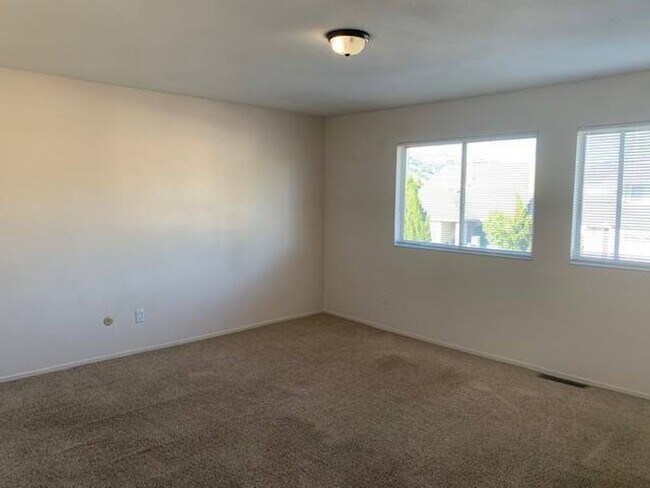 Building Photo - Great Home in H Section of Rohnert Park ~ 5 bedrooms and 2 bathrooms ~ Co Signers are Accepted