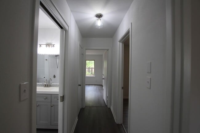 Building Photo - Adorable 3 Bed 2 Bath in Tyler with TWO Living Spaces! 1/2 OFF FIRST FULL MONTHS RENT!!