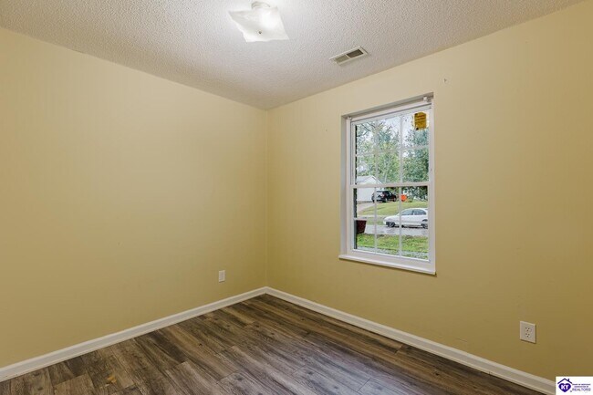 Building Photo - 150 Airview Dr