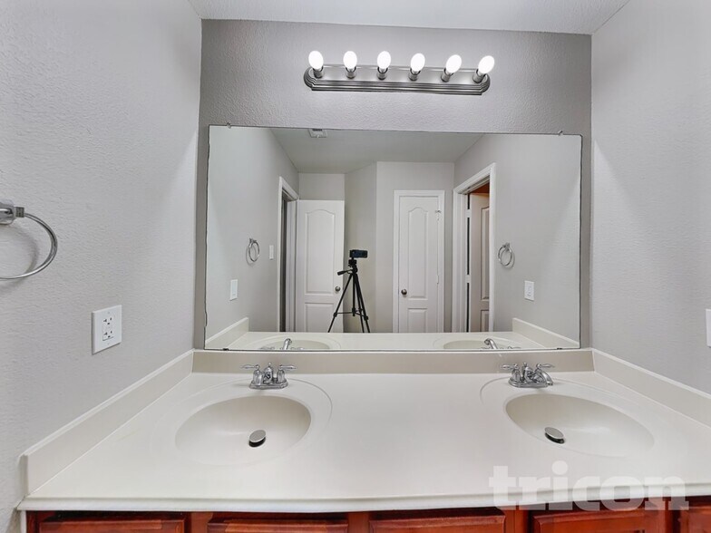 Building Photo - 2712 Columbus