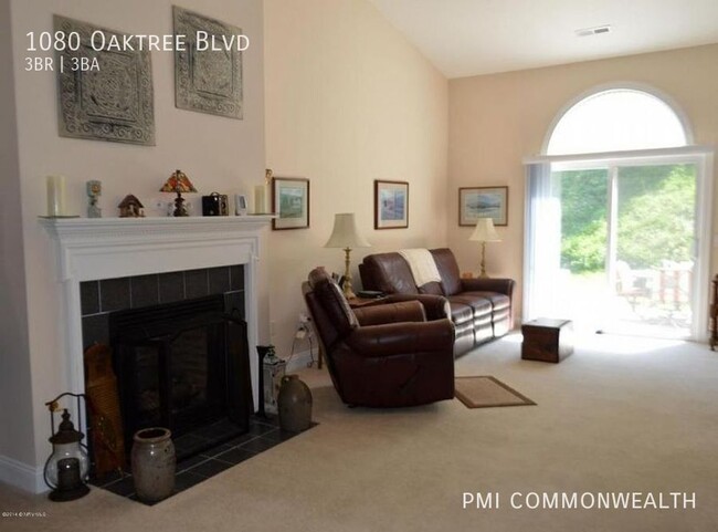 Building Photo - 3 Bed / 2.5 Bath Townhouse (Available 6/10...