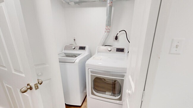 Building Photo - Recently Renovated Stunning Two Bedroom/Three & a Half Bathroom for Rent