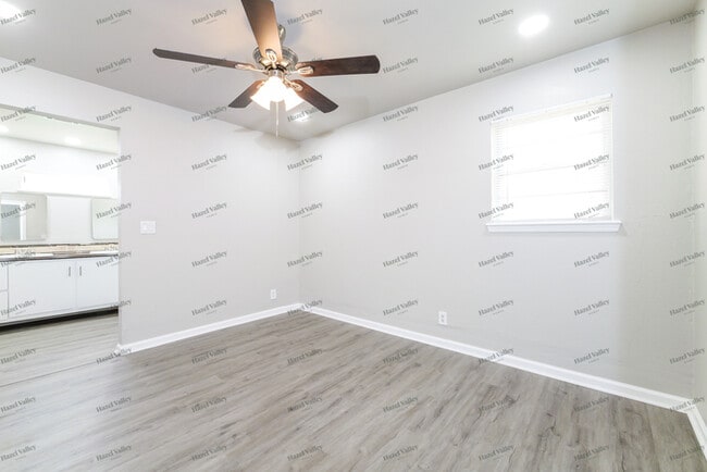 Building Photo - 806 S Meadow Ln