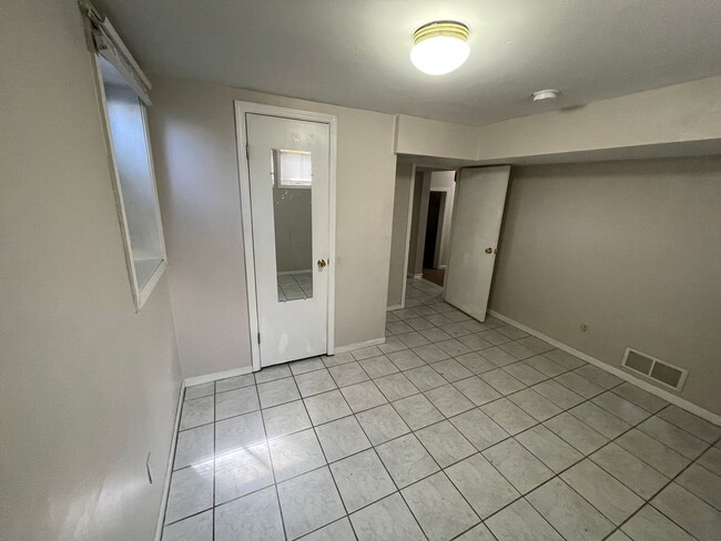 Building Photo - 4 bedroom Home Near Campus! Preleasing for...