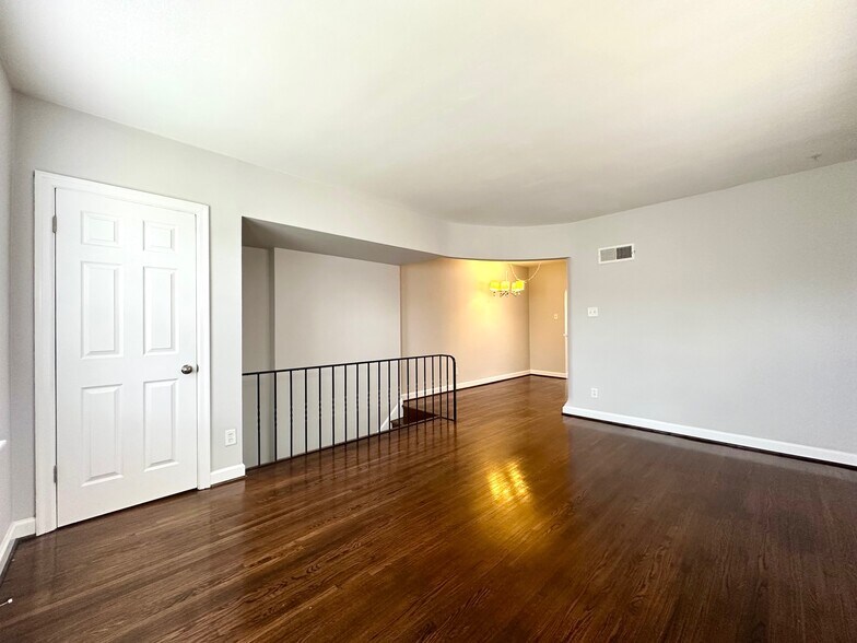 Building Photo - 4633 Jamieson Ave