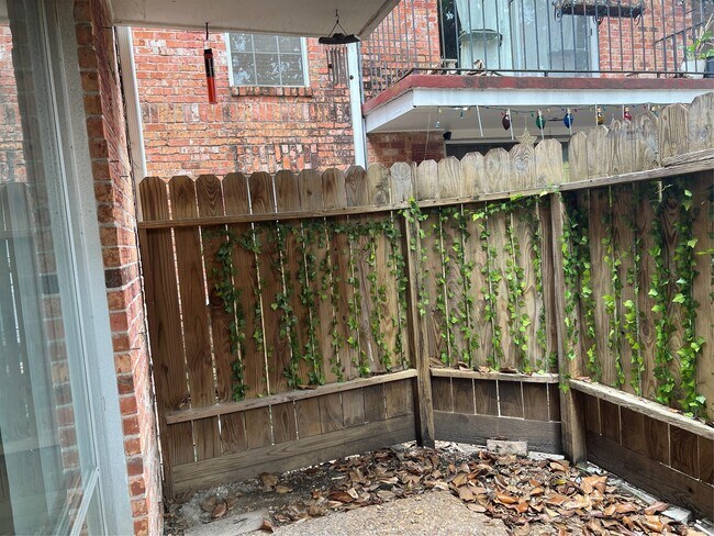 Building Photo - 2824 Briarhurst Dr