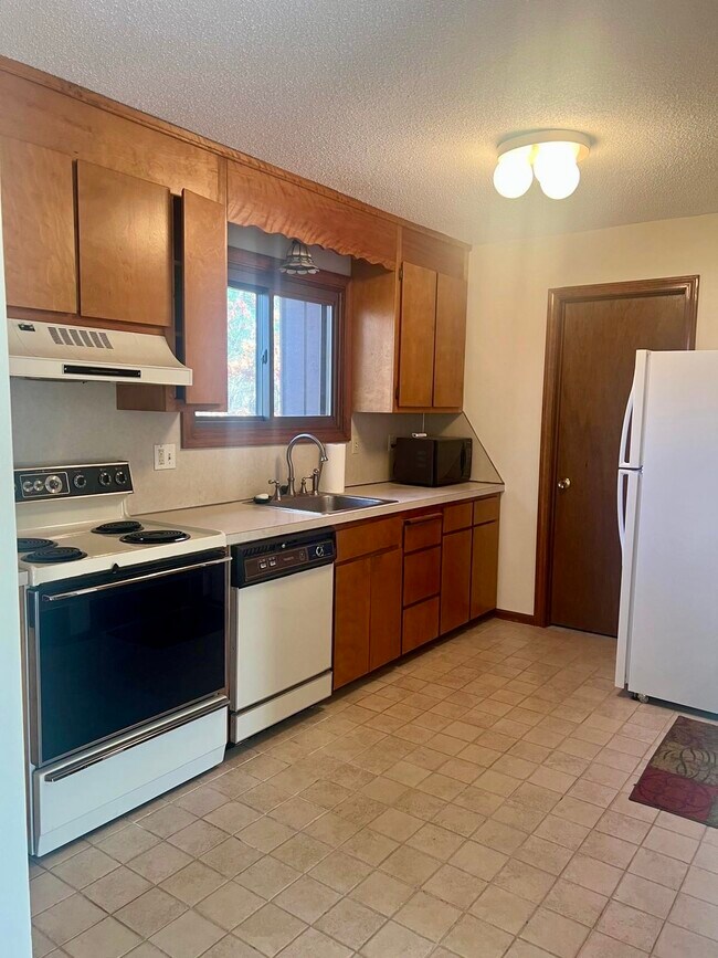 Building Photo - 649 Middle Tpke E