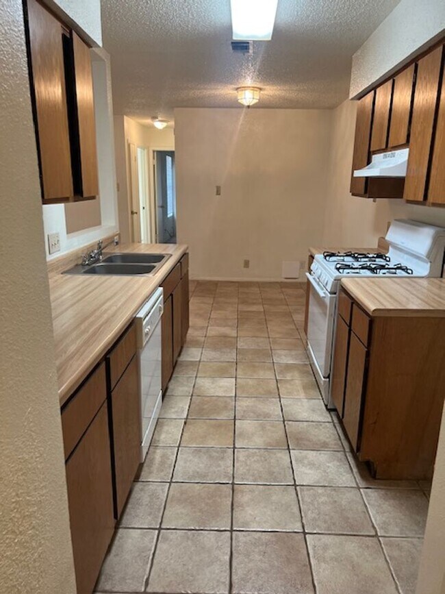 Building Photo - 932