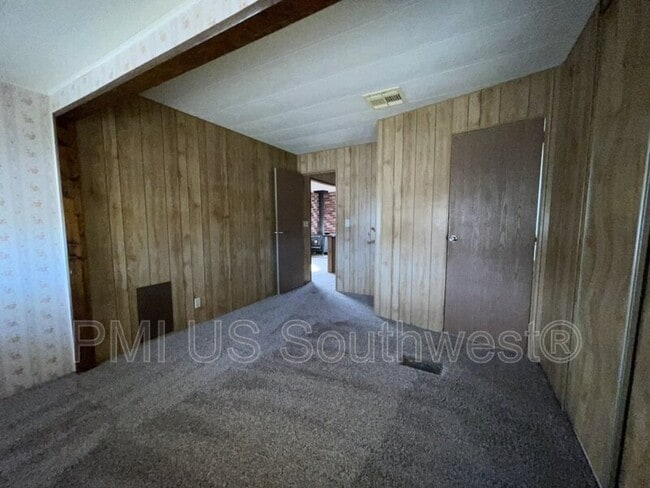 Building Photo - 1054 Riverview Dr