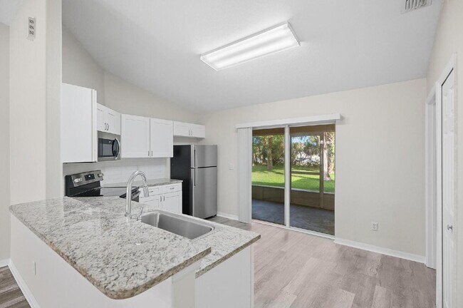 Building Photo - Popular Palm Harbor location