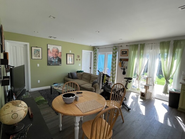 Building Photo - 321 S Thurston Ave