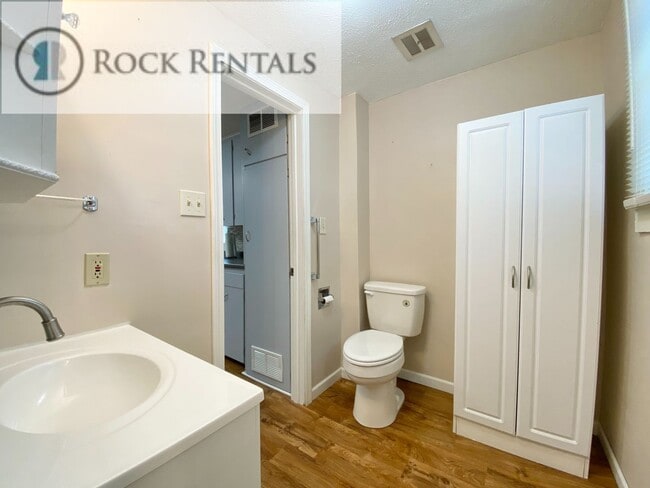 Building Photo - Updated 3 Bed 1 Bath with Small Fenced Backyard