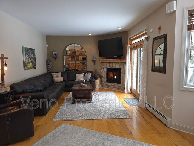 Building Photo - 1023 Packer Rd