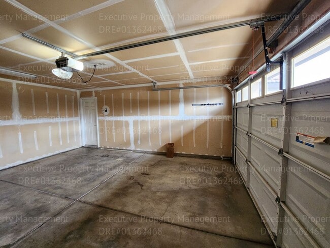 Building Photo - Spacious 4 bedroom 2 bathroom home